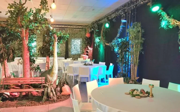 Een babyborrel in de zaal, ingericht met een junglethema en dinosaurussen.