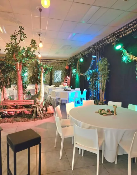 De zaal ingericht voor een babyborrel met een junglethema.