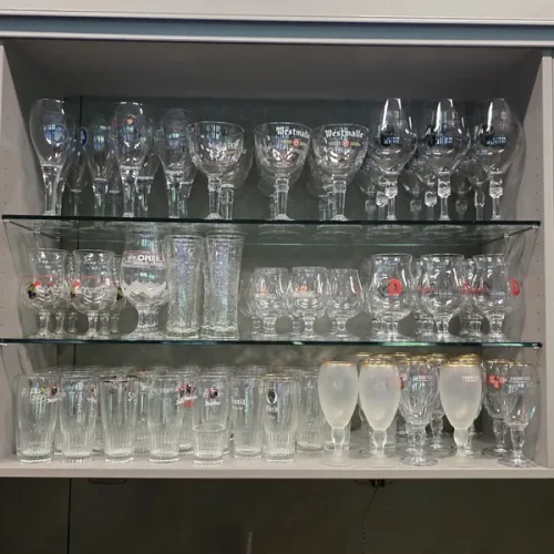 Bierglazen klaargezet op de toog.