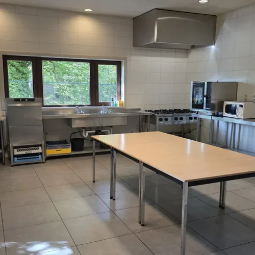 De keuken van de zaal met werkbladen en toestellen.